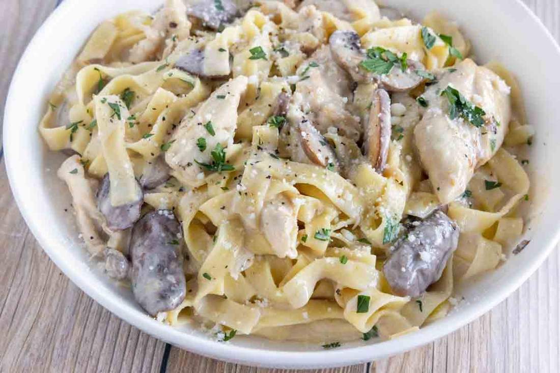 Creamy parmesan sauce enveloping fettuccine and sliced chicken, topped with a golden Parmesan crust