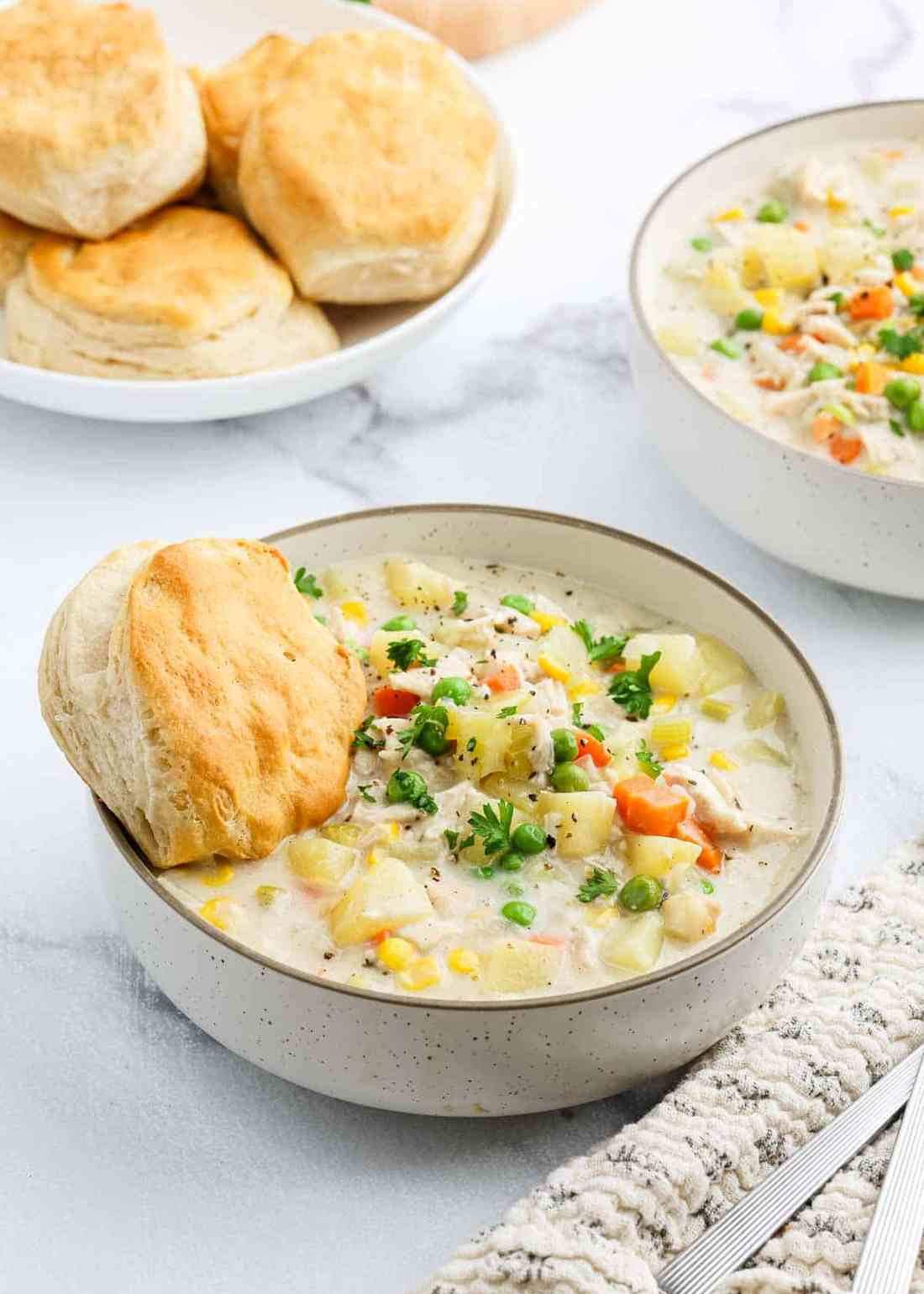 Creamy chicken pot pie soup featuring tender chicken, veggies, and herb‑infused crouton topping
