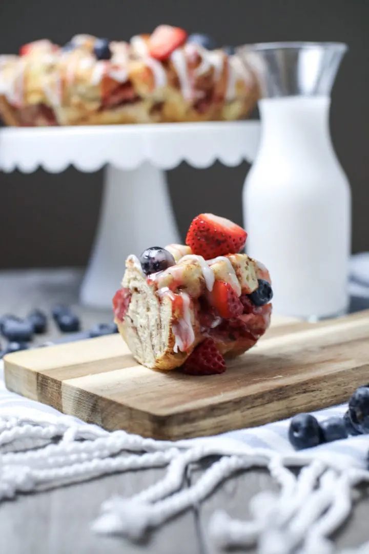 Golden monkey‑bread pull‑apart with bubbling berry‑cinnamon swirls