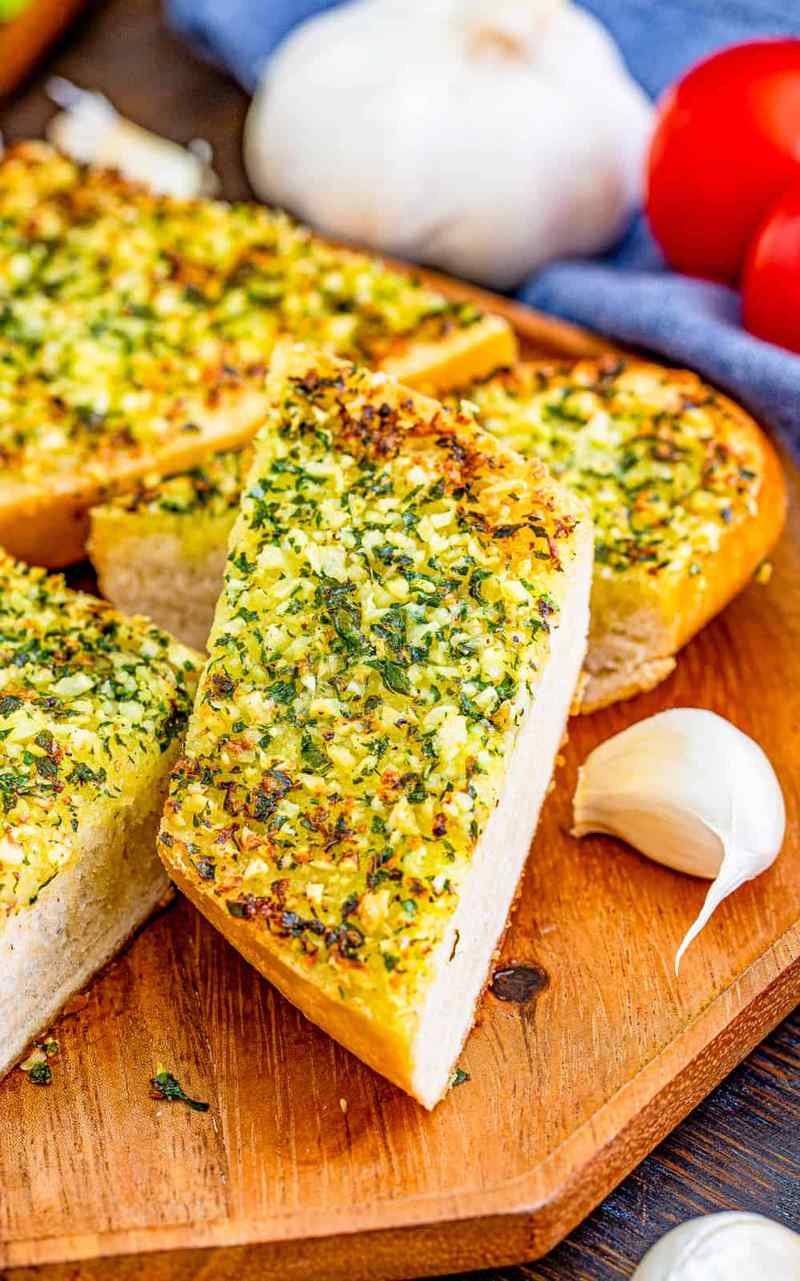 Soft pull‑apart rolls drenched in garlic butter, golden crust, and herbs