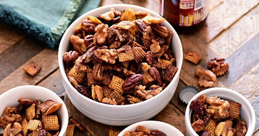 Garlic‑infused Chex mix with pretzels, cashews, butter, and seasoned coating