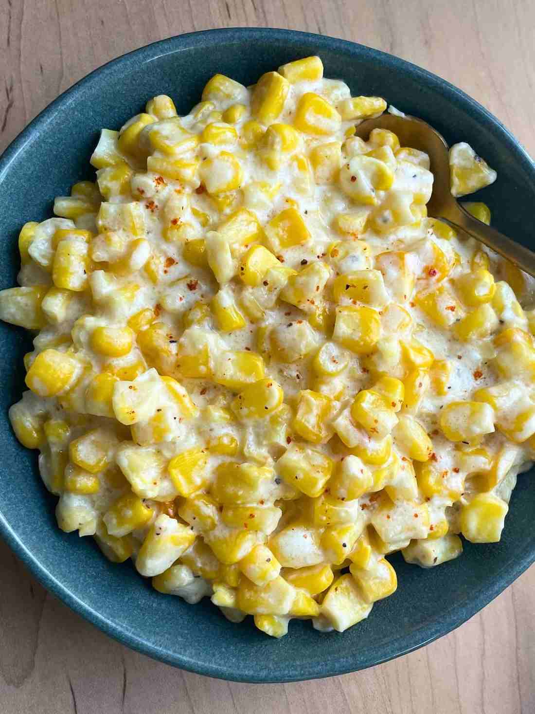 Southern‑style slow‑cooker creamed corn with bacon, sweet pepper, buttery creamy sauce, hearty crockpot side
